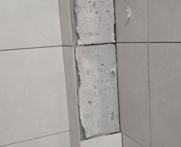 乐昌瓷砖空鼓维修公司分享下瓷砖施工前基层浇水润湿程度不足，可能导致以下问题